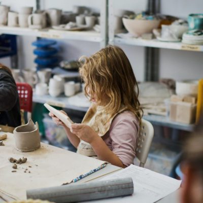 Photo d'un enfant lors d'un atelier créatif